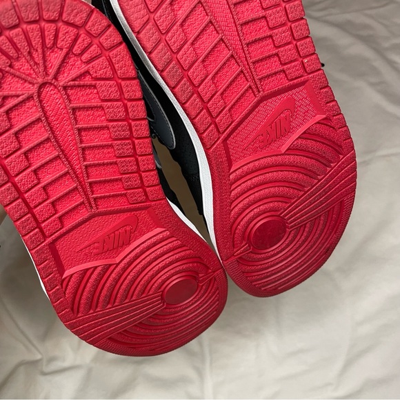 Jordan 1 Mids - Picture 2 of 5